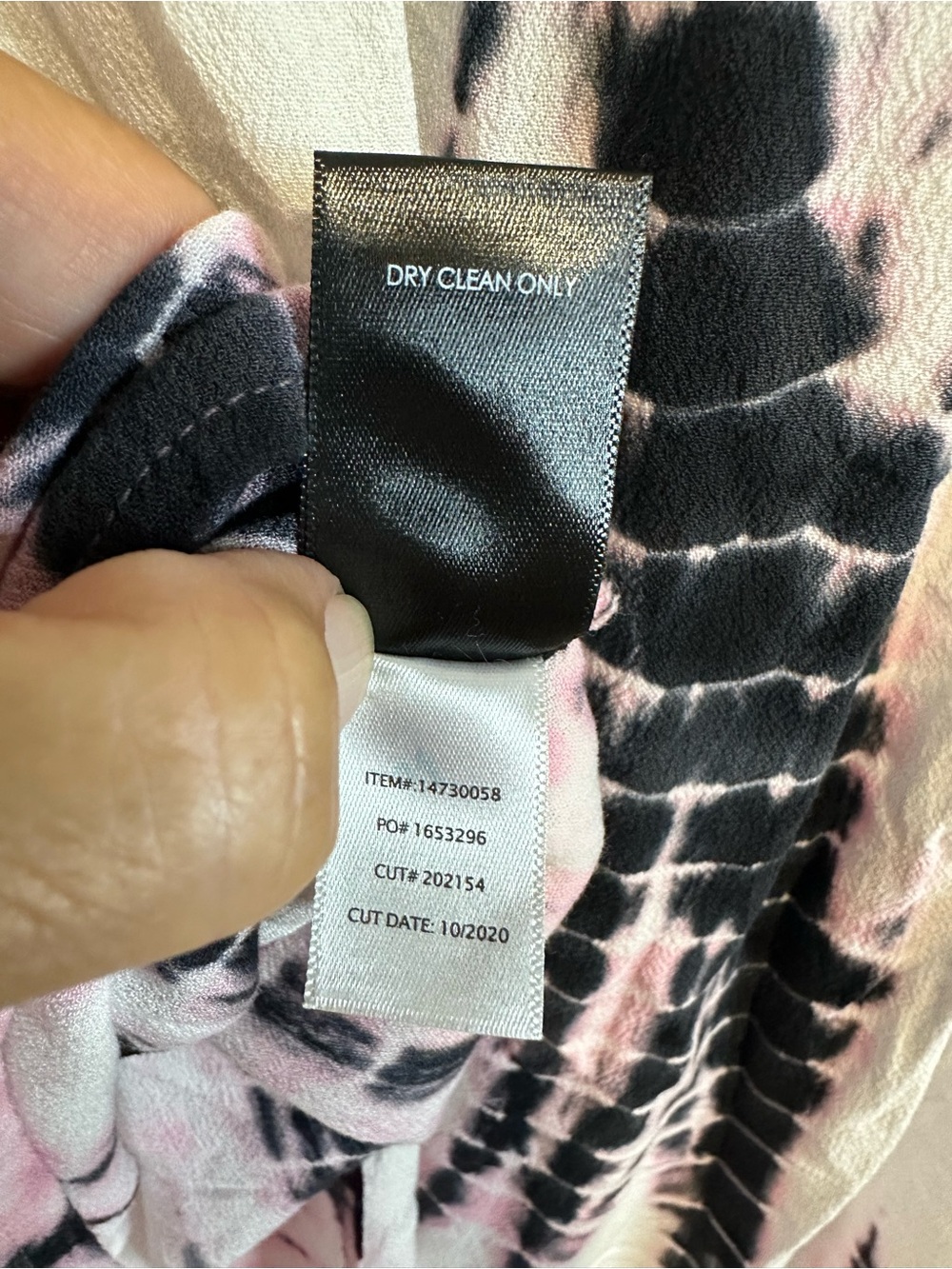 Torrid Pink & Black Tie-Dye Chain Accent V-Neck Top size 1 (14/16) - Picture 5 of 5